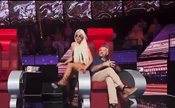  Jelena Karleuša se srušila u Pinkovim zvezdama: Promašila stolicu i tresnula o pod, vikala da ne mož 