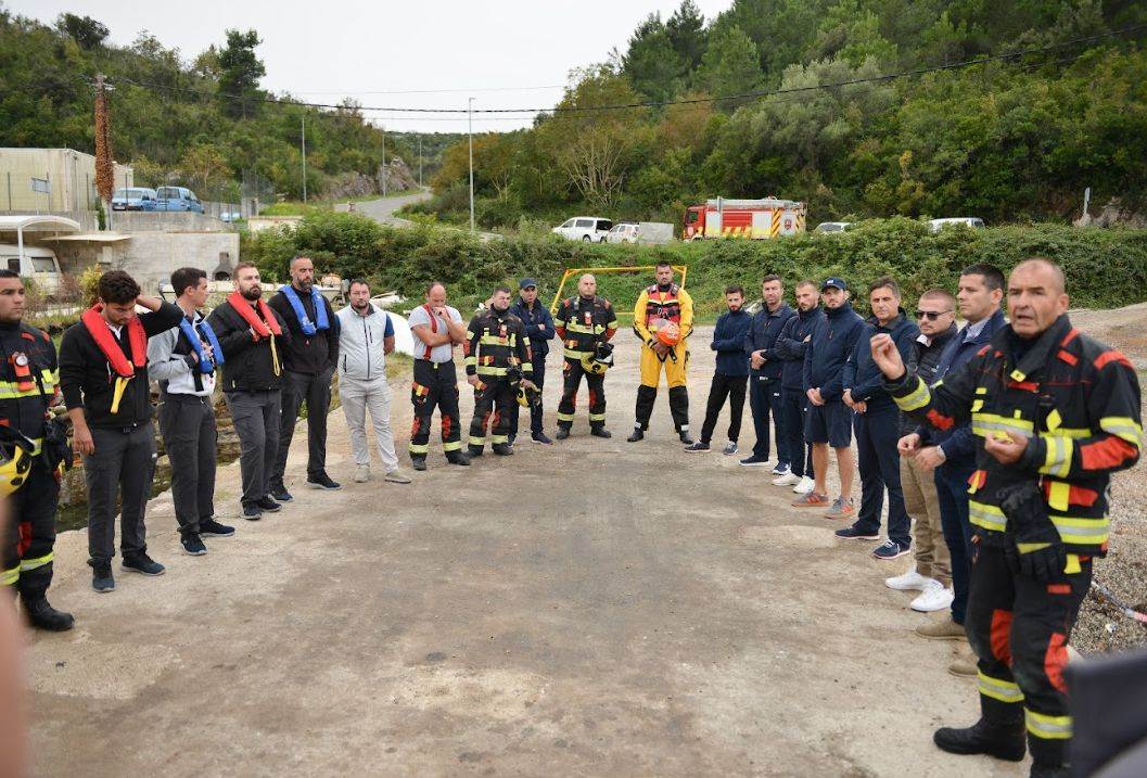  Na Tivatskim Solilima uspješno sprovedena pokazna vježba traganja, spašavanja i gašenja požara na moru 