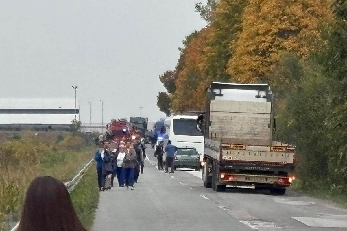  Putnik otkrio šta se desilo 2 minuta pre prevrtanja autobusa: "Pozvao je kolegu i rekao da autobus p 