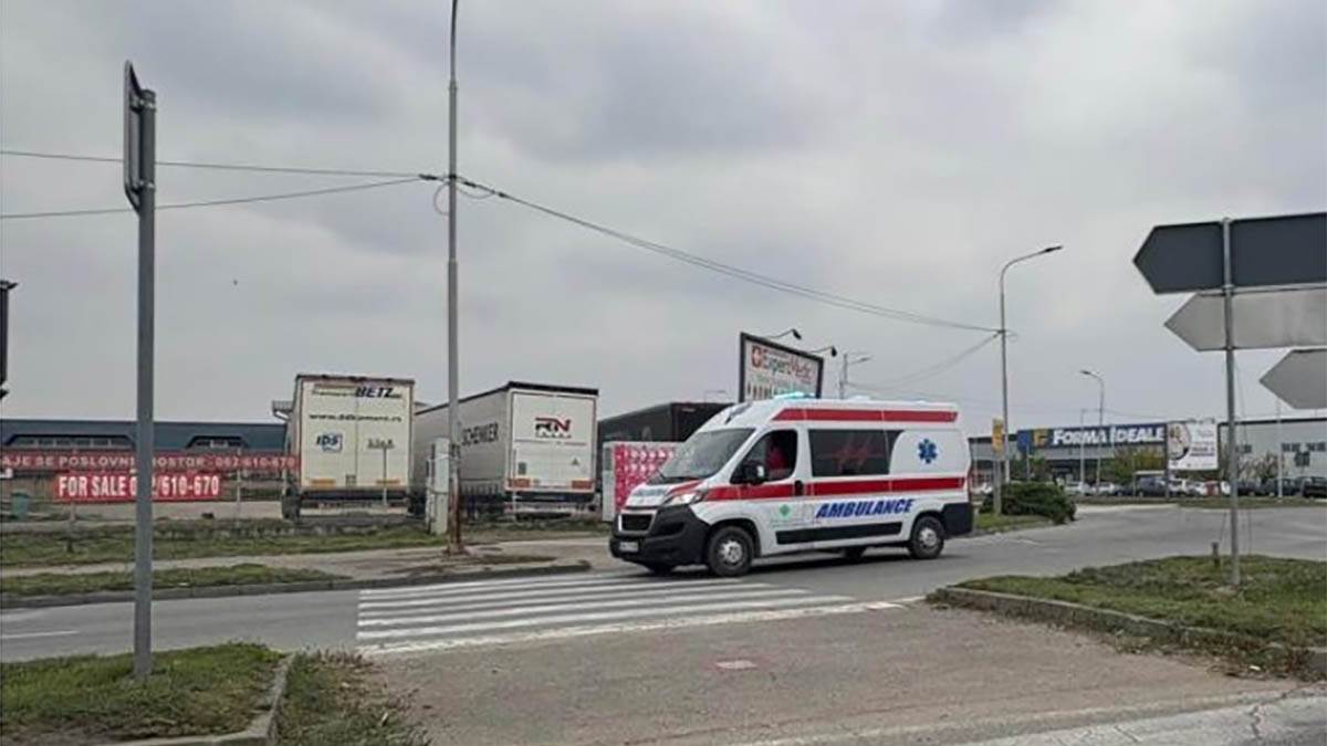  Autobus sletio s puta i udario u dalekovod 