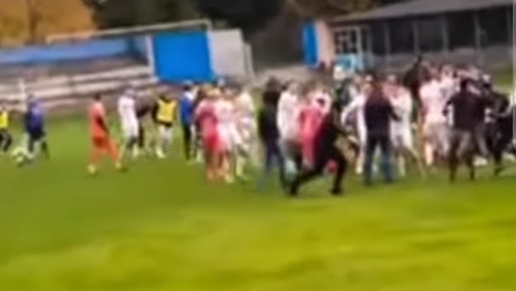  Veliki skandal u srpskom fudbalu: Ne zna se ko koga bije, igrači leže po travi, šta se ovde desilo? 