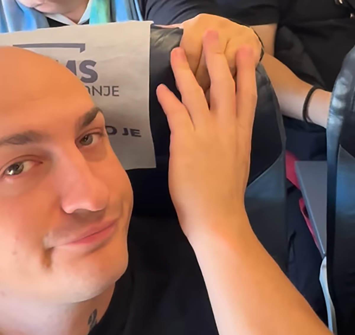  "To mi je neki deformitet": Desingerica prvi put o viralnom snimku iz aviona 