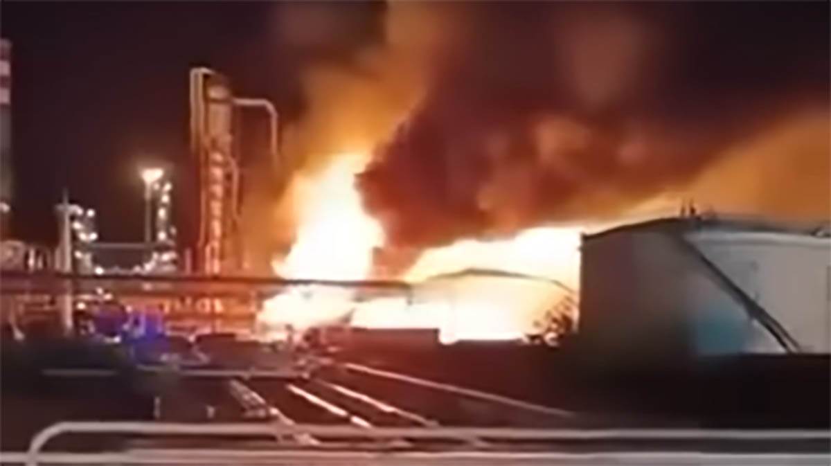  Rafinerija eksplodirala, nebo crveno od vatre, požar guta sve: Jezive scene u Mađarskoj (Video) 