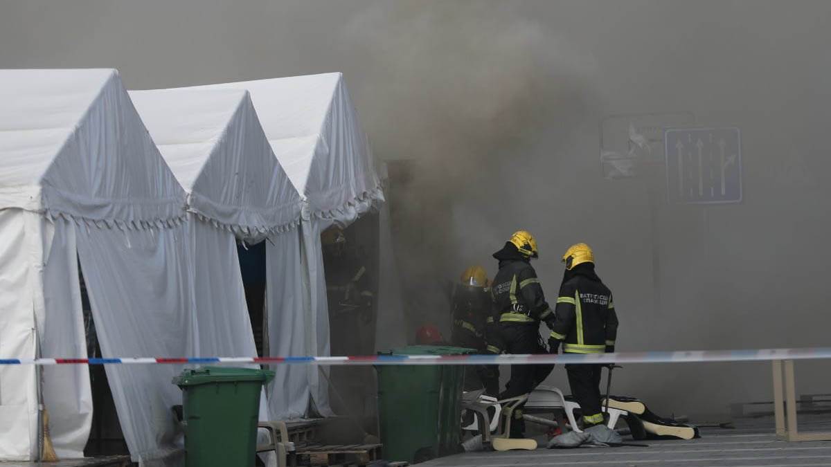  Jedna osoba ranjena, a jedna uhapšena ispred Skupštine: Muškarac (70) pucao, zapalio šator, pa bacio 