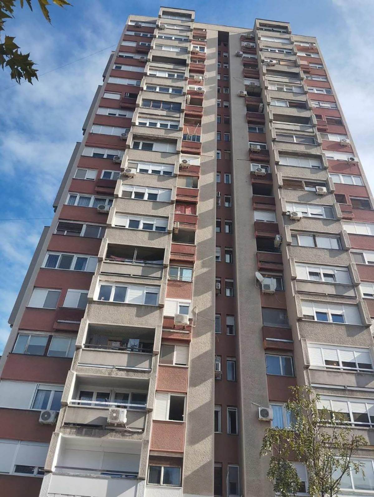  Djevojka pala sa solitera na dostavljača, oboje imaju teške povrede 