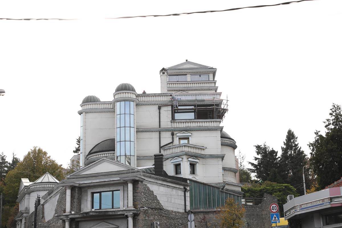  Vila Veljka i Bogdane u Titelu opasana zidinama i kamerama 