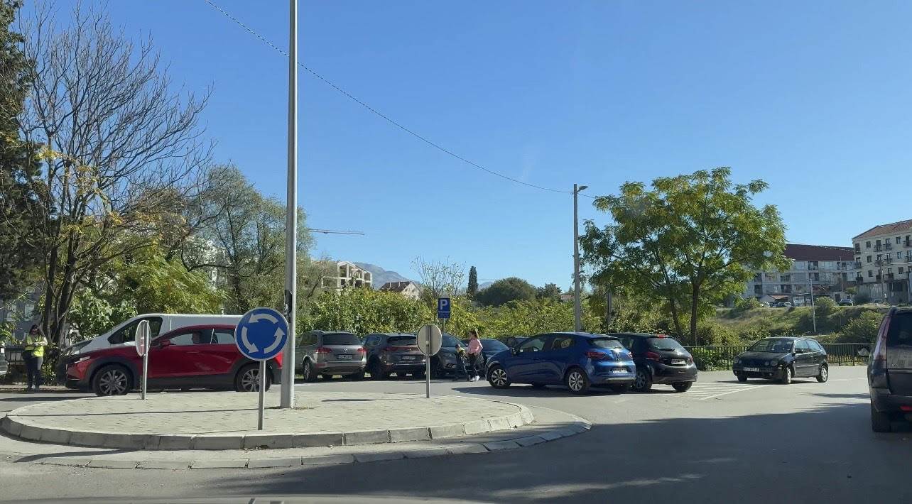  Kružni tok kod Obale Ribnice postao improvizovani parking  