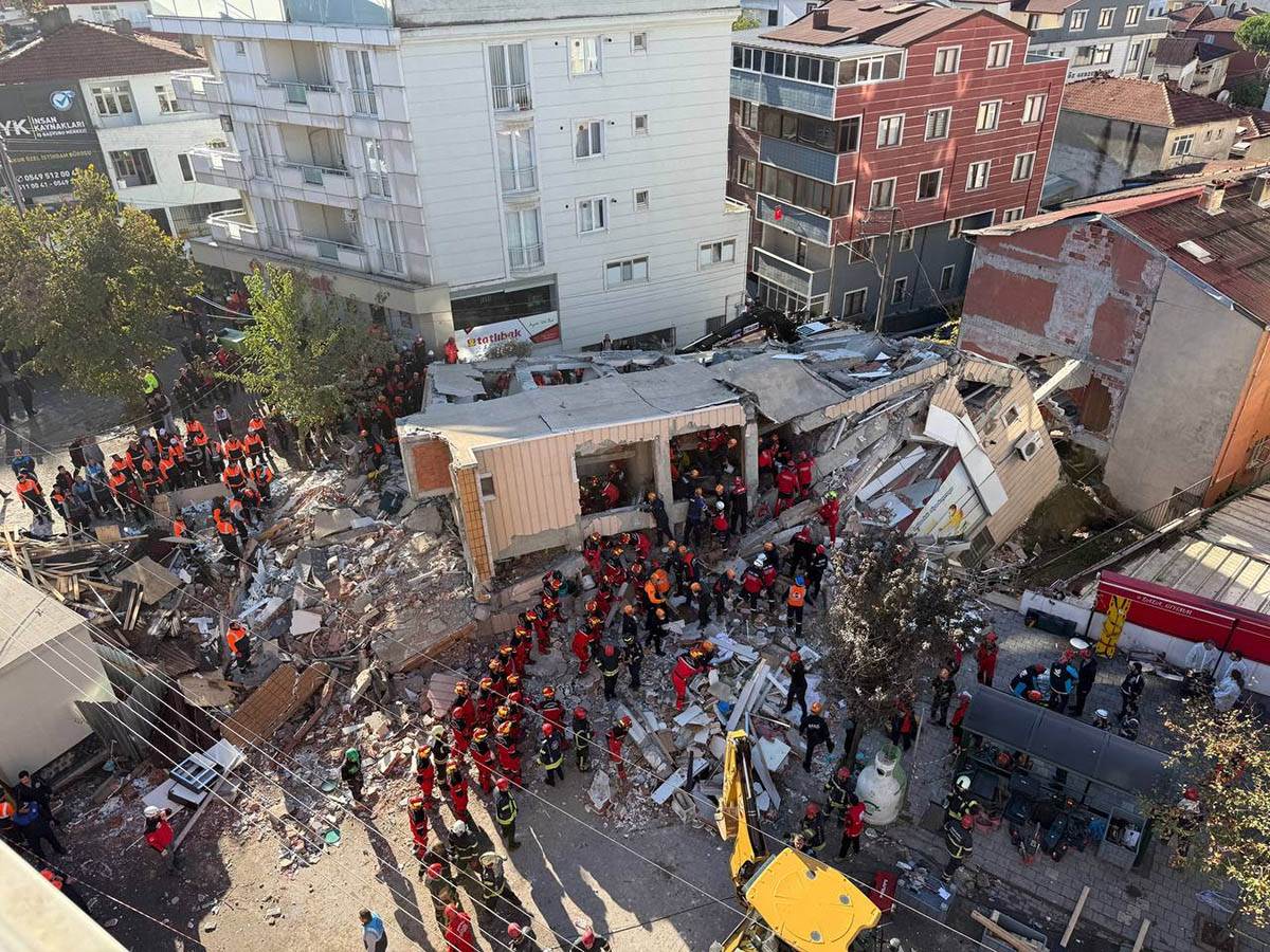  Srušila se šestospratnica u Istanbulu 