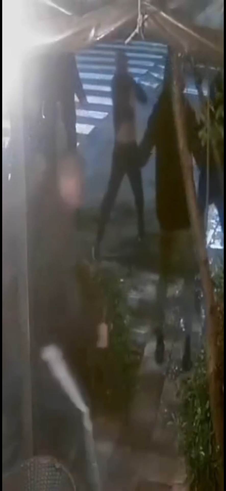  UP: Na snimku  se vidi kako osumnjičeno lice, ispod garderobe, izvlači podesno sredstvo -nož 