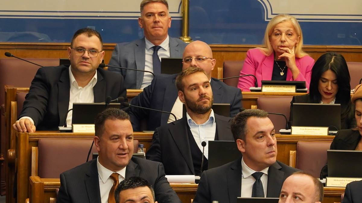 DPS se uputio u skupštinsku proceduru za izmjenu zakona o državnim službenicima i namještenicima Info DPS se uputio u skupštinsku proceduru za izmjenu zakona o državnim službenicima i namještenicima Info
