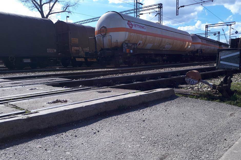  Dva vagona sa amonijakom iskliznula iz šina kod Požarevca: Vatrogasci i policija na licu mjesta 