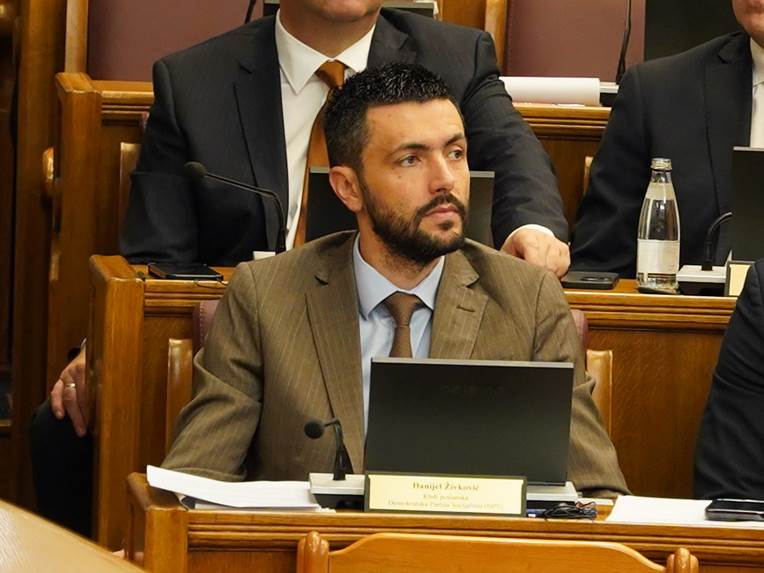 Živković: Abdiću su prijetili na radnom mjestu u KCCG, slučaj je prijavljen policiji Info Živković: Abdiću su prijetili na radnom mjestu u KCCG, slučaj je prijavljen policiji Info