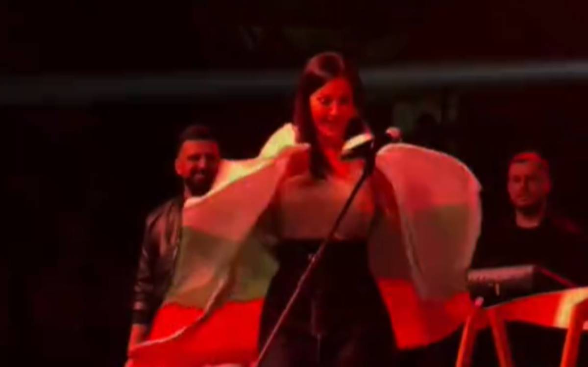  Oglasila se Ceca nakon što je podigla zastavu Bugarske : "Žao mi je ako je taj čin nekoga povrijedio 