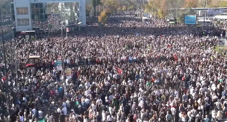  Desetine hiljada ljudi na skupu u Novom Sadu povodom godišnjice tragedije na Željezničkoj stanici 