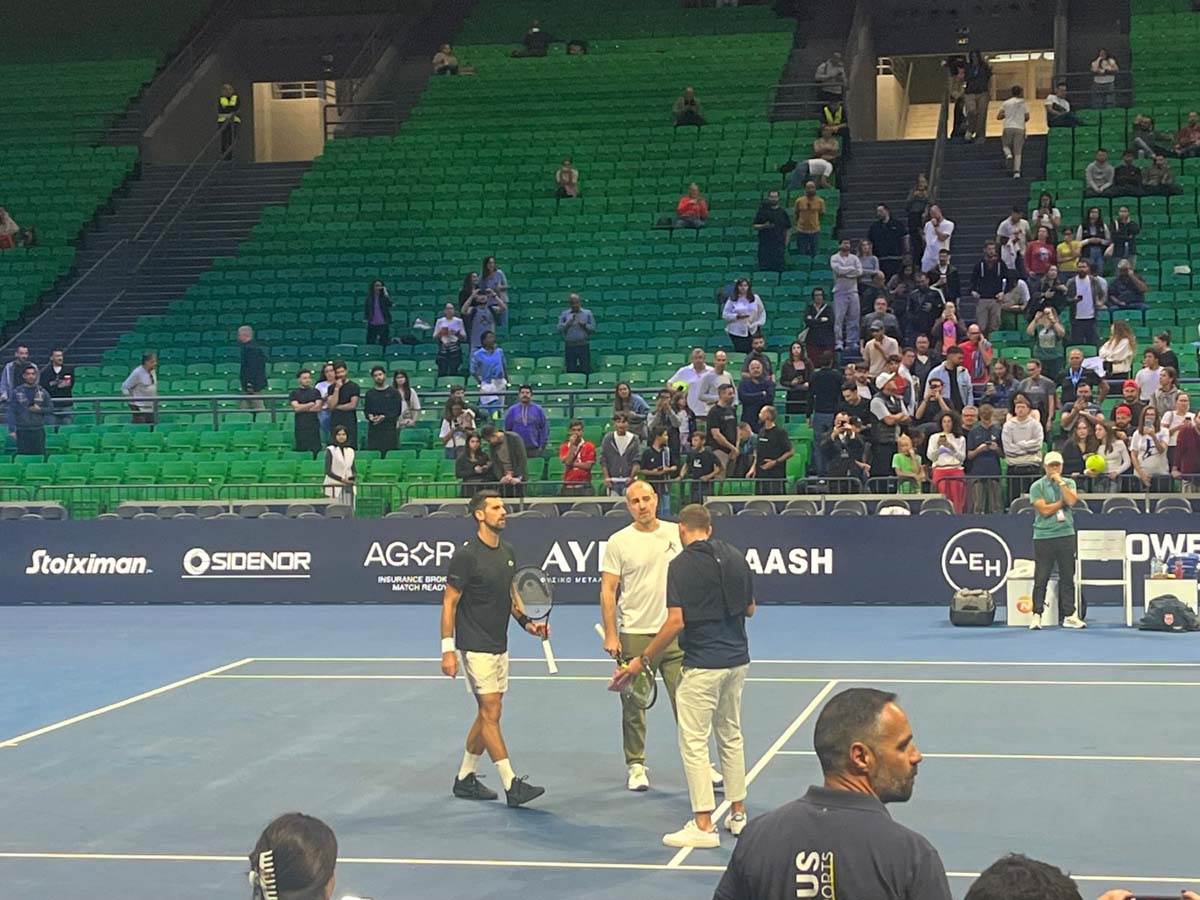  Novak se pojavio na terenu, što je značilo samo jedno: Potpuna ludnica u Atini, znao je kako da uzvr 