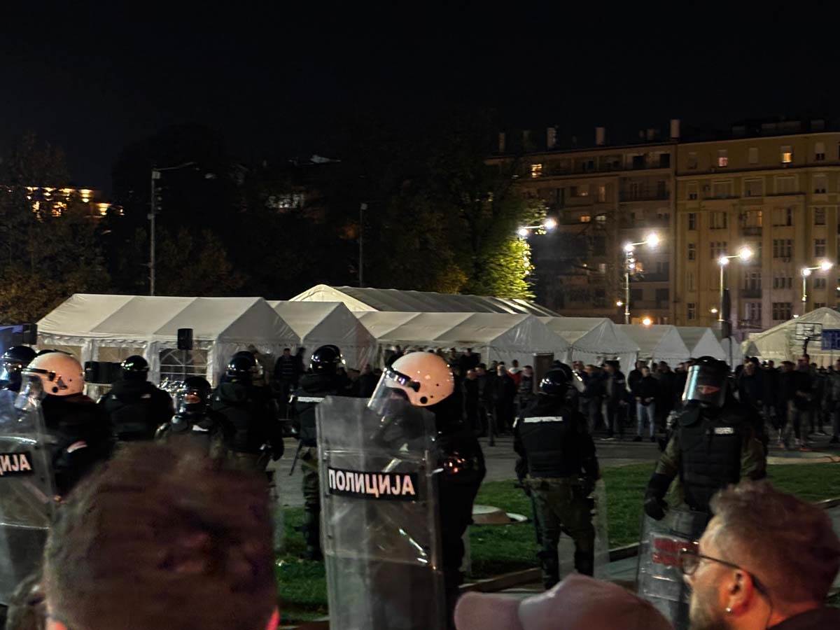  Haos ispred Skupštine Srbije: Policija sprečila masovnu tuču dvije grupe građana (Foto) 