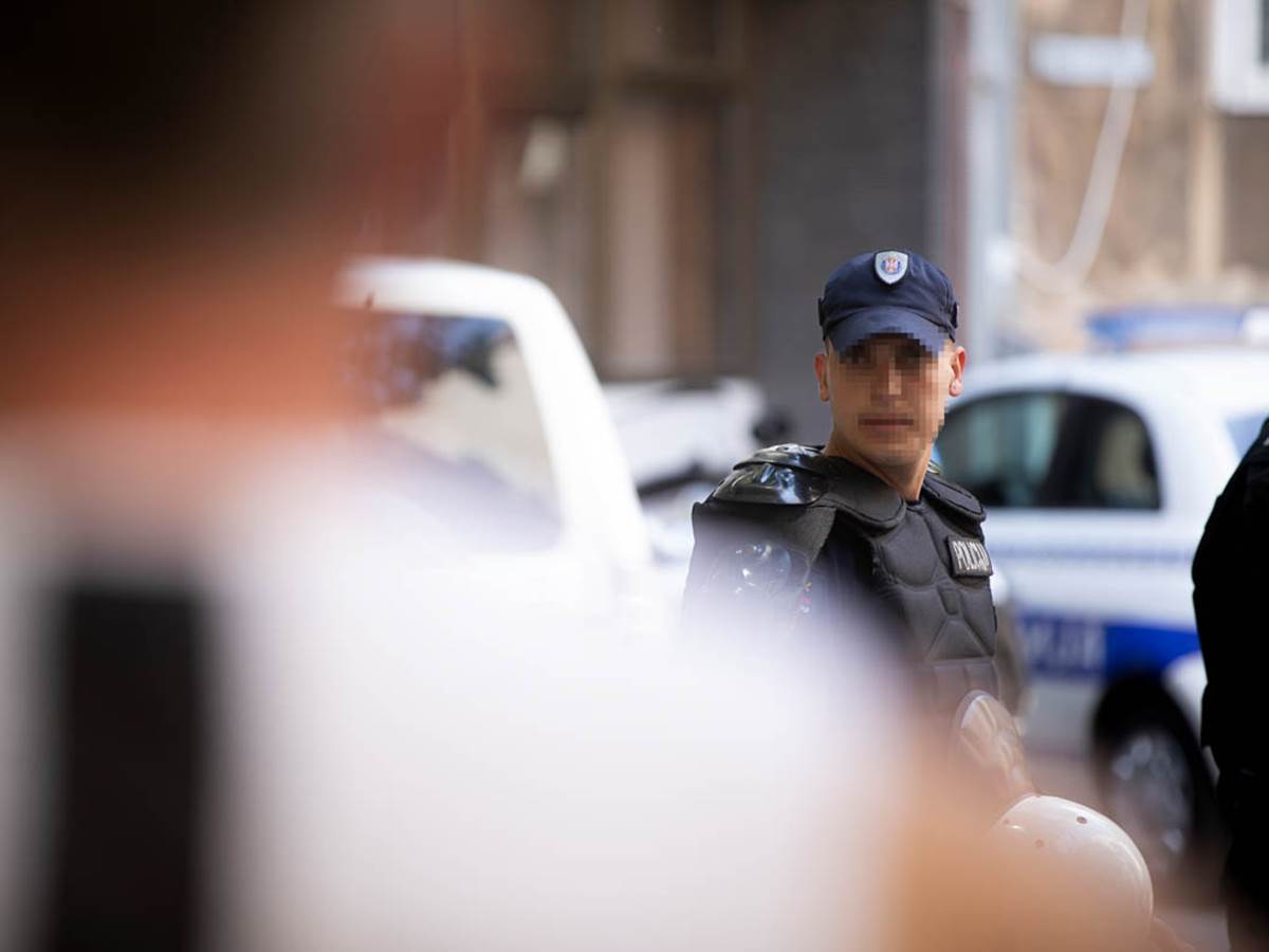  Pomahnitala djevojka (24) nožem napala policajca u Beogradu: Nasrnula na njega, a on u samoodbrani p 
