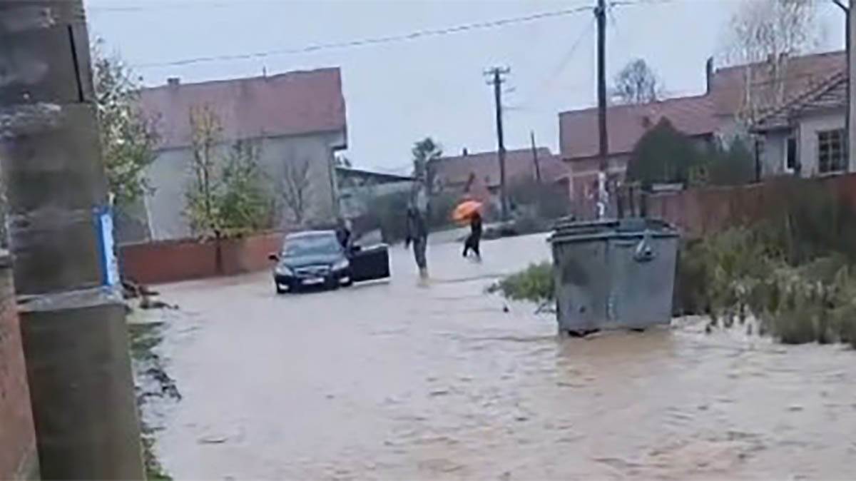  Poplave na jugoistoku Srbije: Cijela ulica pod vodom, vozila "plivaju" 