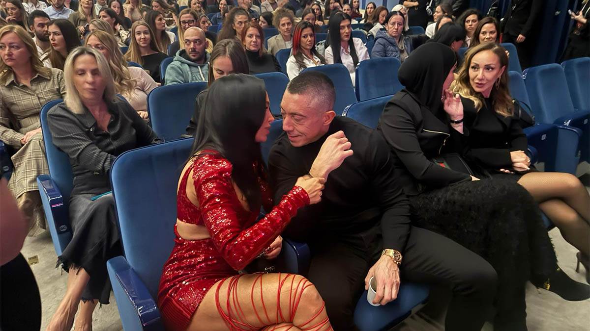  Edita prvi put pokazala dečka: Ne skida pogled sa pjevačice u provokativnom izdanju 