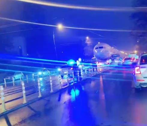  Neverovatna scena u Bukureštu: Vozači morali da propuste avion na ulici (VIDEO) 