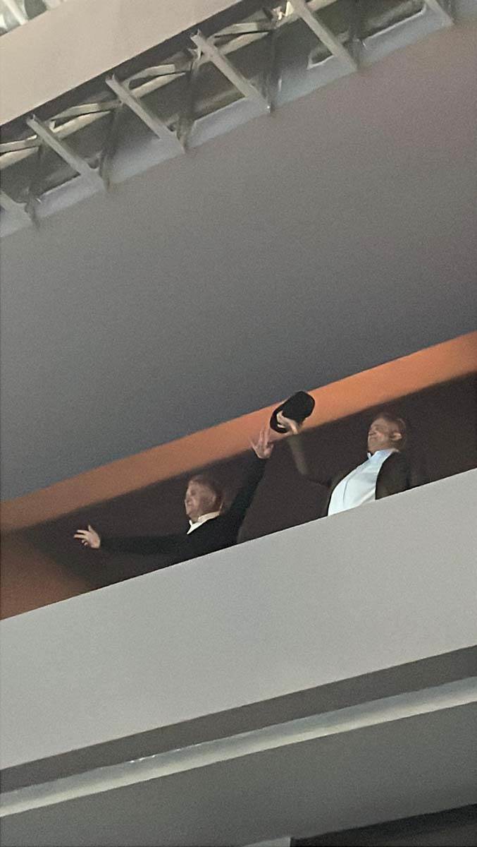  Đokovići stigli nazad u Beograd: Novakov otac Srđan umalo doživio "srčku", pa klicao Srbiji u loži 