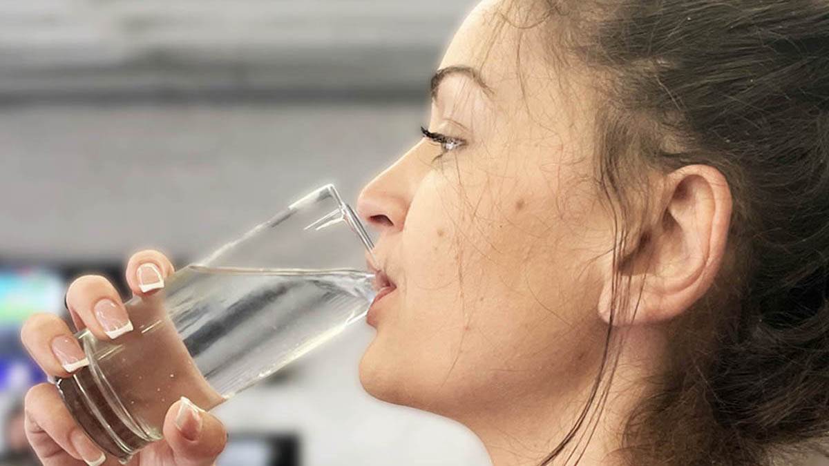  7 čaša tople vode na prazan stomak, pa doručak 45 minuta kasnije? Ovo je mračna strana japanske vode 