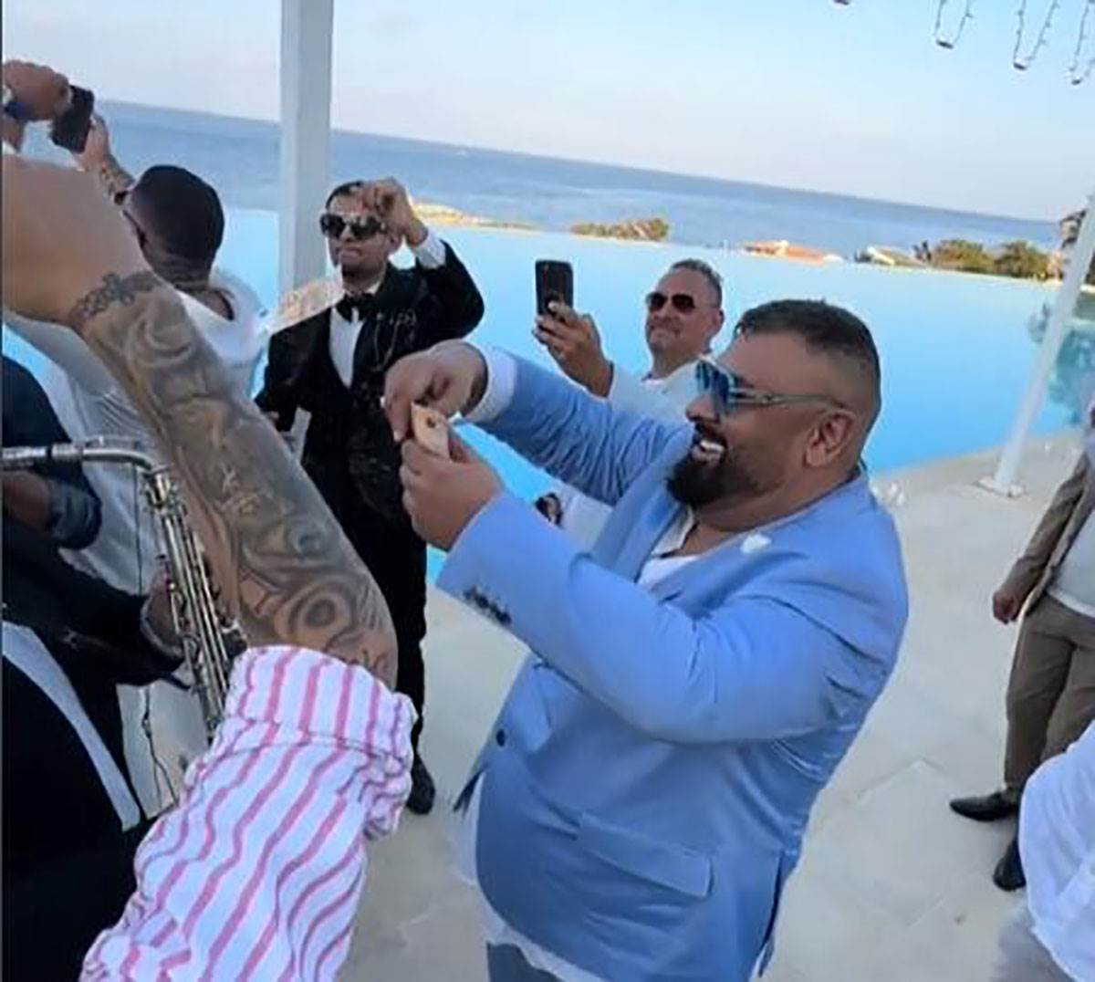  Za punoljetstvo "ferari", sinovima na svadbi pjevali Lukas i Brena 