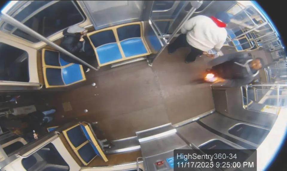  Teroristički napad u vozu u Čikagu: Djevojka (26) polivena benzinom i zapaljena (Foto/ Video) 