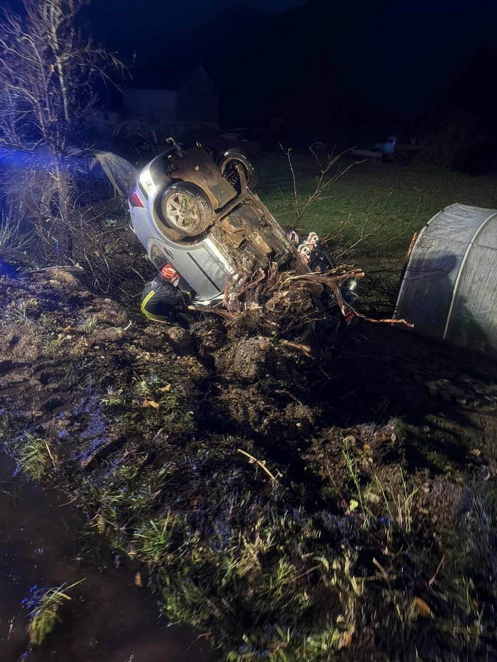  Povrijeđena osoba u nezgodi u Liverovićima, vozilo sletjelo s puta 