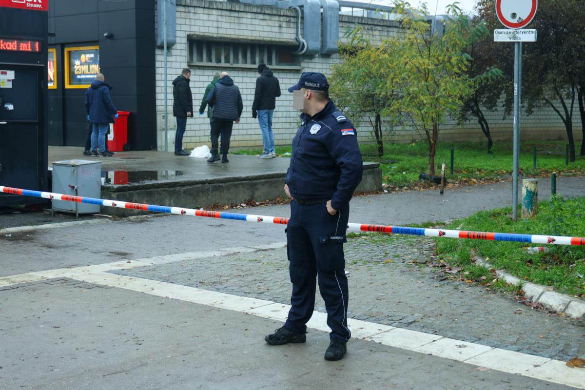  Dvojica muškaraca pucala sa skutera 