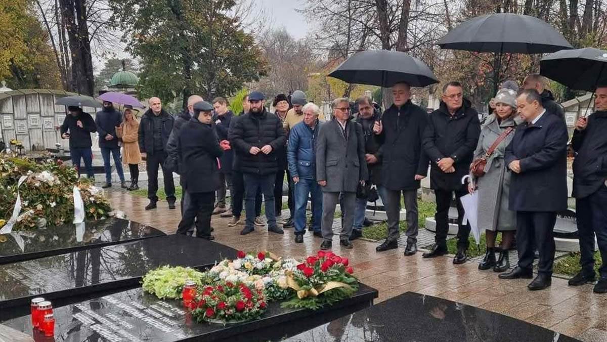  Ana Bekuta slomljena od bola na pomenu Milutinu Mrkonjiću: Došla na groblje sa Ivicom Dačićem 