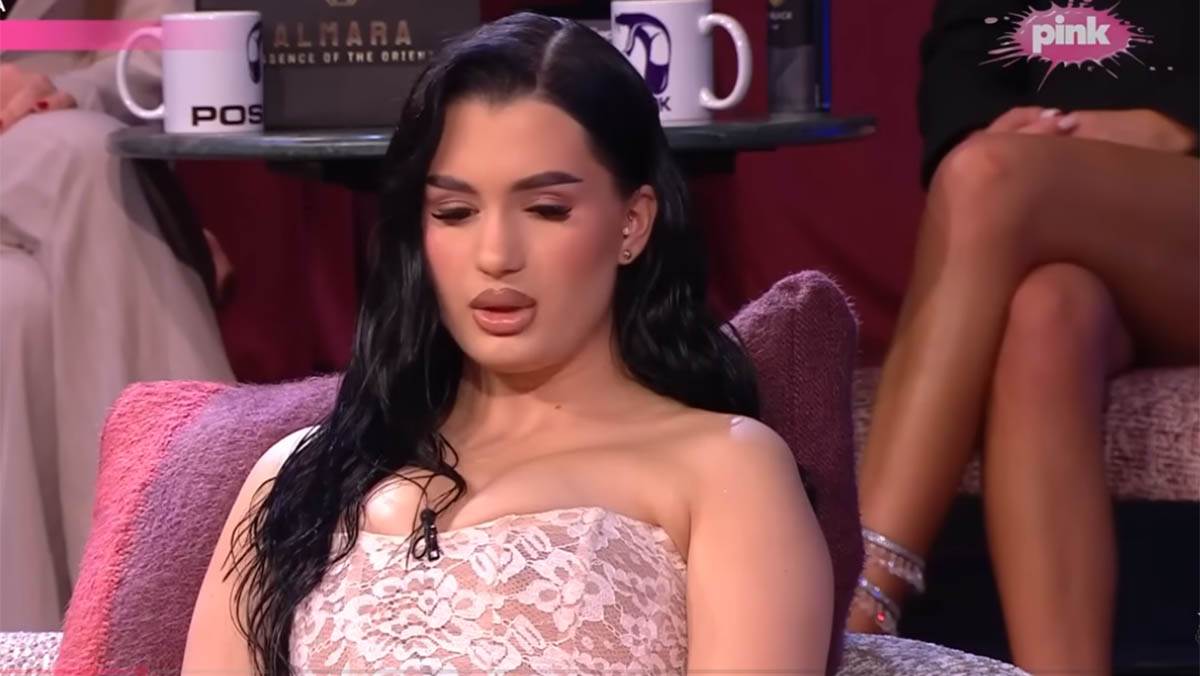  Pjevačica stavila sebe u koš sa koleginicama 