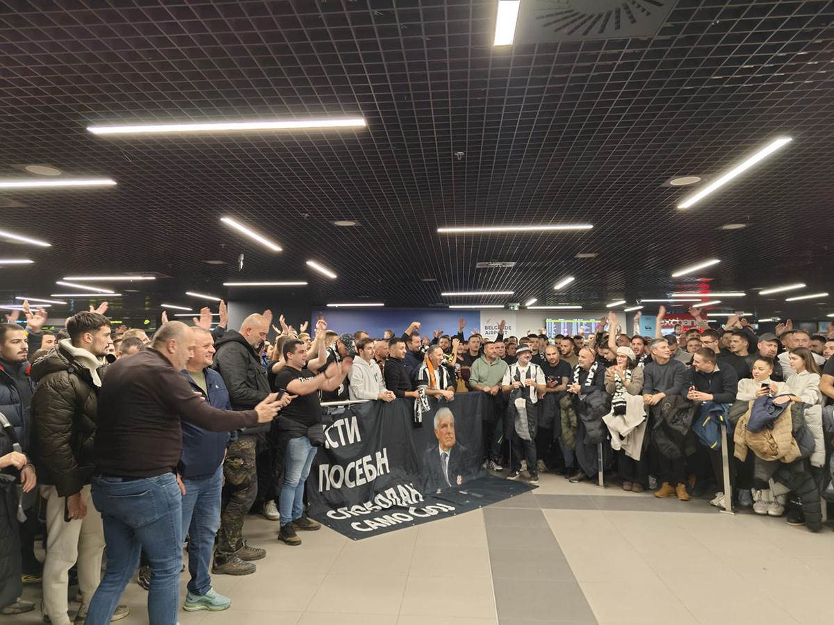  Navijači dočekuju Željka Obradovića 