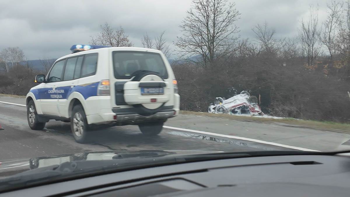  Više vatrogasnih ekipa izvlačilo putnike iz vozila, jedno lice poginulo 