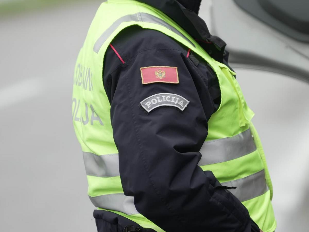  Pojačano obezbjeđenje Vladinog doma: Policija spriječila moguće krivično djelo, oduzete lažne unifor 