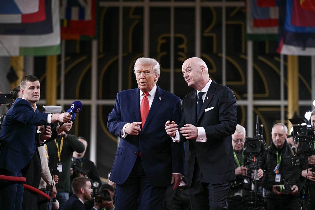  Tramp uživao u glasu Bočelija, pa dobio nagradu za mir od FIFA 