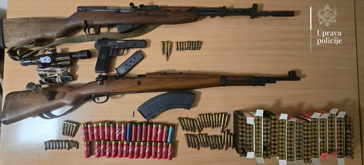  Nikšićka policija oduzela puške, pištolj i više od 370 metaka tokom pretresa u Plužinama 