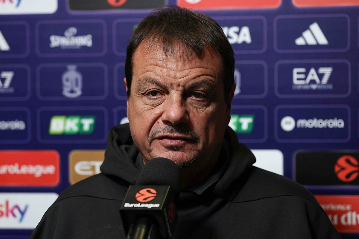   Ergin Ataman digao ruke od svojih igrača 