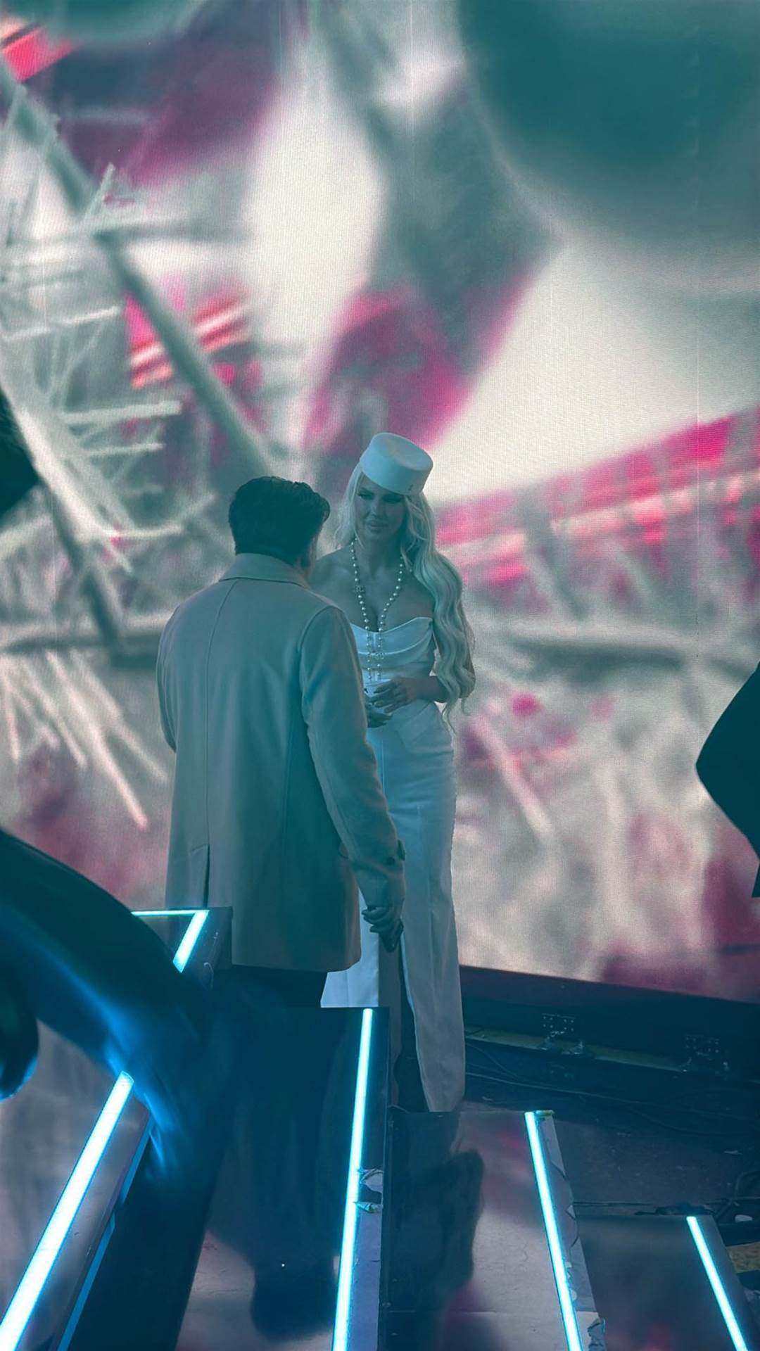  Mina Kostić i JK u istom stajlingu na snimanju Nove godine: kao "ledene kraljice", Đani pao Karleuši 