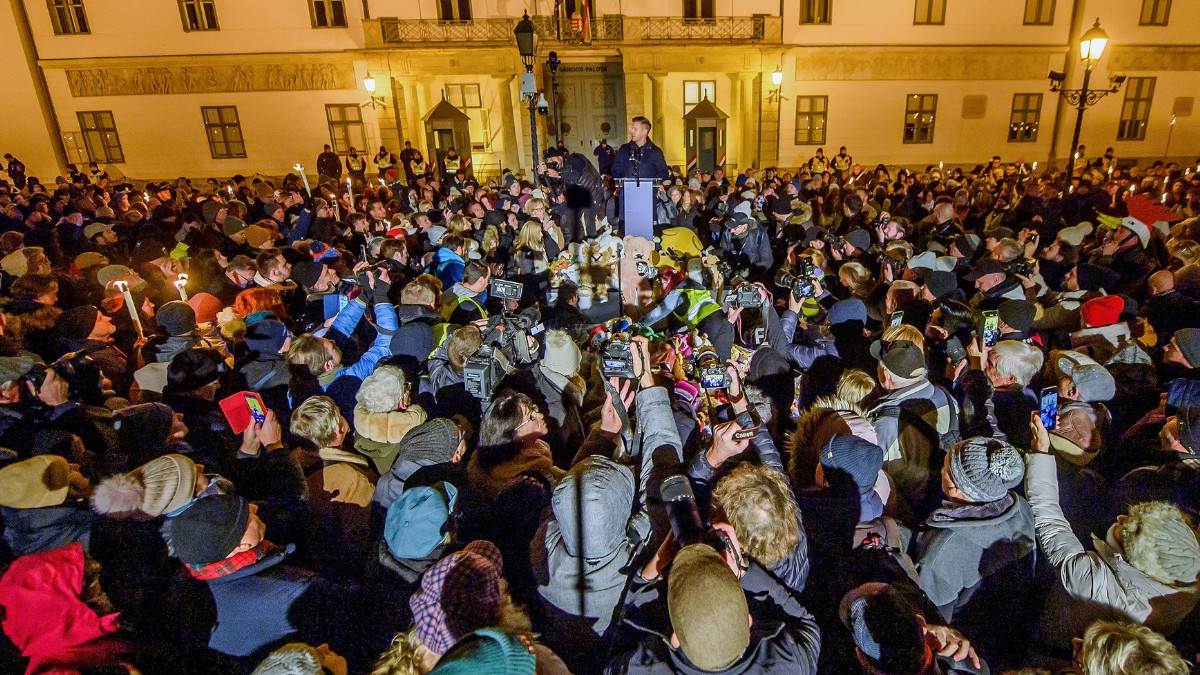  Hiljade Mađara stiglo pred Orbanovu kancelariju 