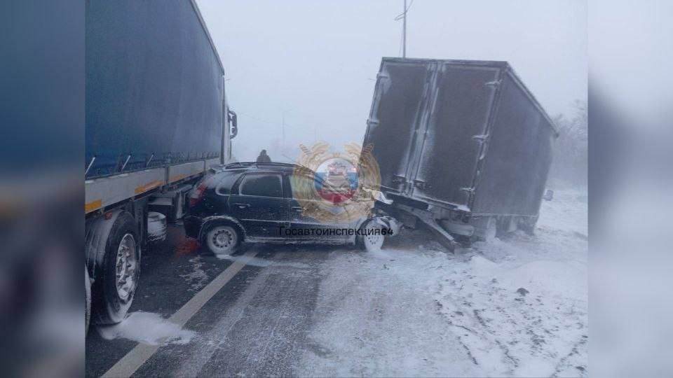  Razorna snježna oluja paralizovala Saratovsku oblast: stotine ljudi zarobljene, velika materijalna š 