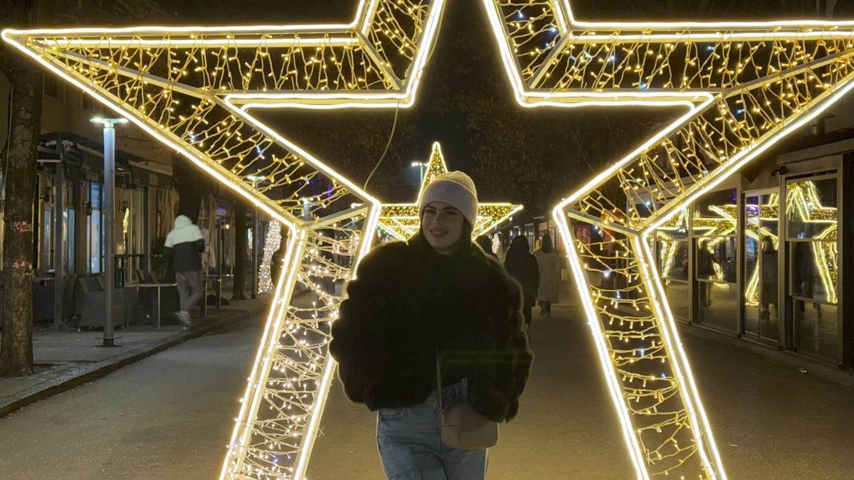  Nikšić upalio praznična svjetla: otvoren novogodišnji bazar  