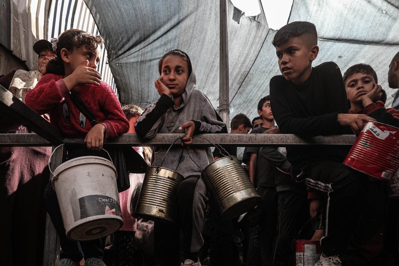 djeca u gazi čekaju hranu 