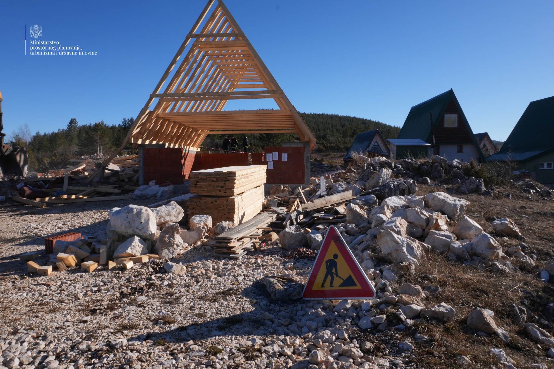  Žabljak: Počelo rušenje bespravnih objekata 