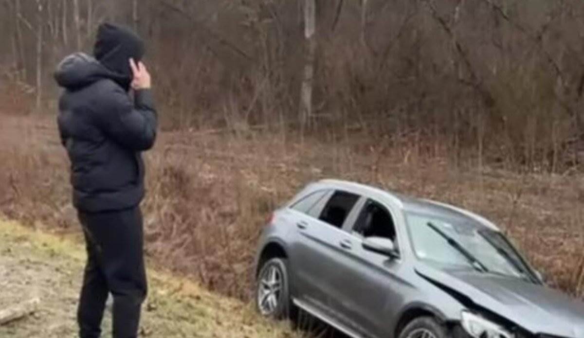  Srpski pevač doživeo stravičnu saobraćajku: Auto smrskan, a fotografije sa lica mesta jezive 