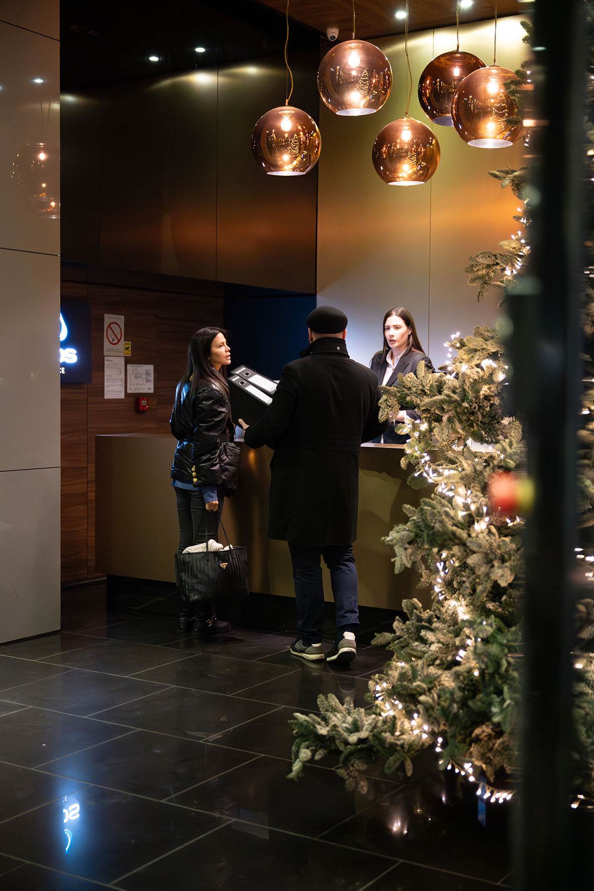  Paparaco fotke Milice Pavlović: Pjevačica "uhvaćena"u hotelu u Nišu, ne odvaja se od ovog muškarca  