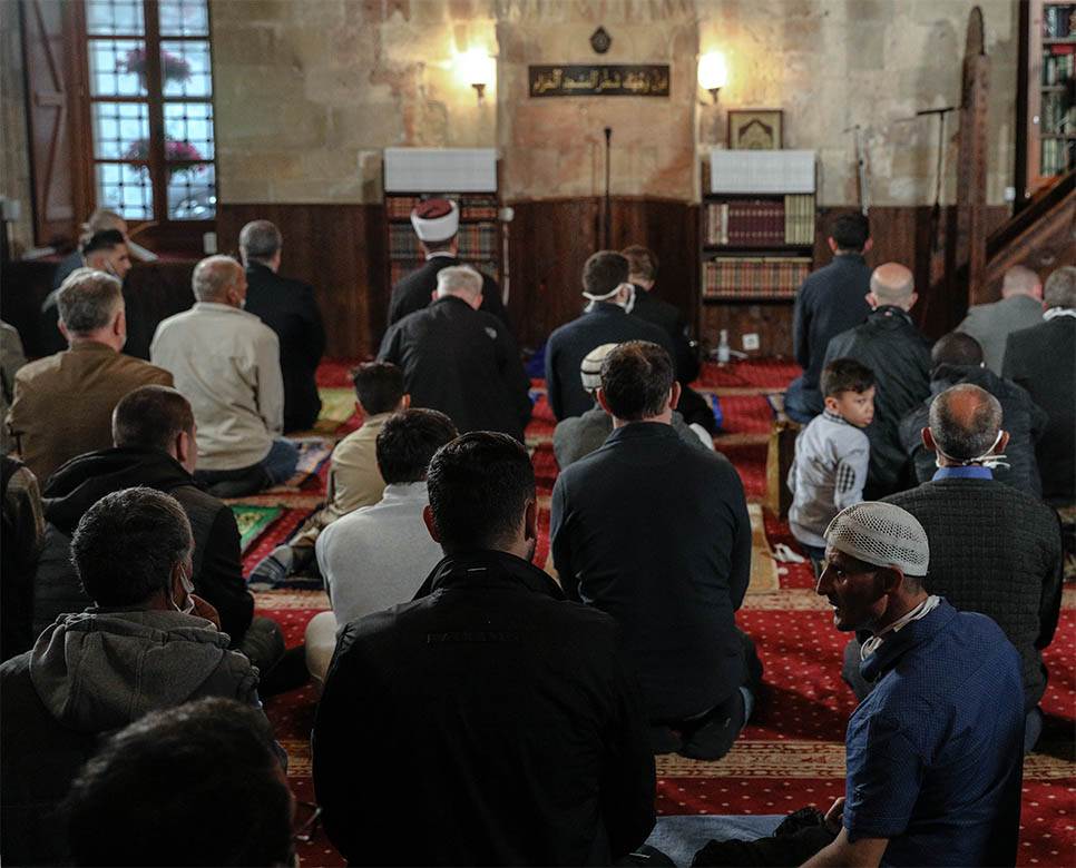  Teoristički napad u džamiji: Bomba odjeknula u toku molitve, broje se poginuli 