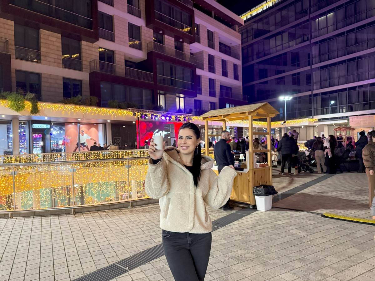  Otvoren novogodišnji bazar u Atrijumu Capital plaze uz koncert Borisa Režaka 