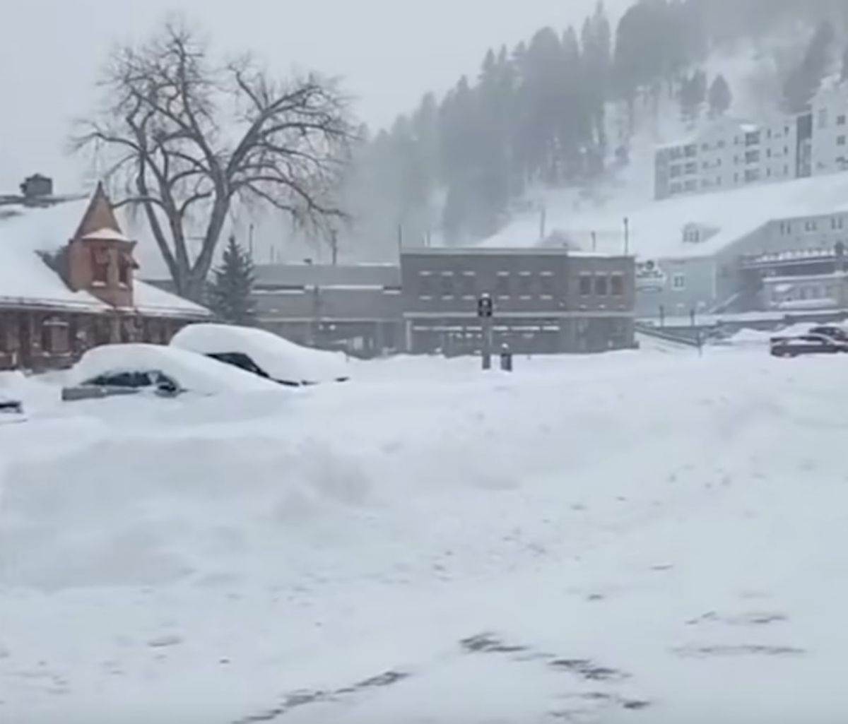  "Napunite telefone i spremite svijeće": Snažna oluja pogodila sjever Evrope, vlasti izdale dramatičn 