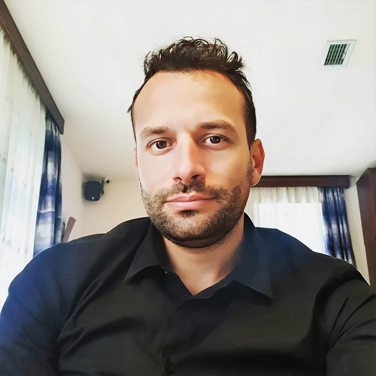  Čuo udarac, pa pronašao tijelo Aleksandra (36) : Komšije u šoku, nedavno postao direktor 